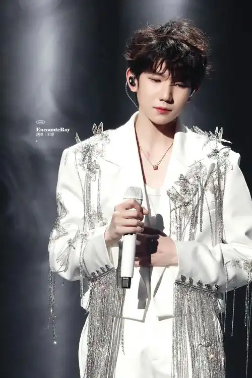 每人和王源说一声晚安