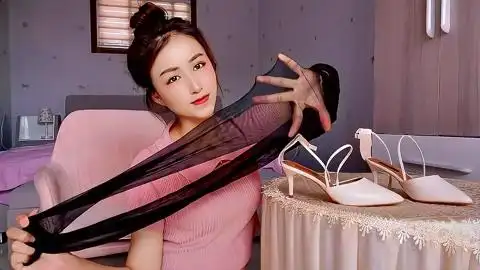珂珂试穿白色一字带高跟凉鞋,搭配黑色丝袜,没想到效果这么好!