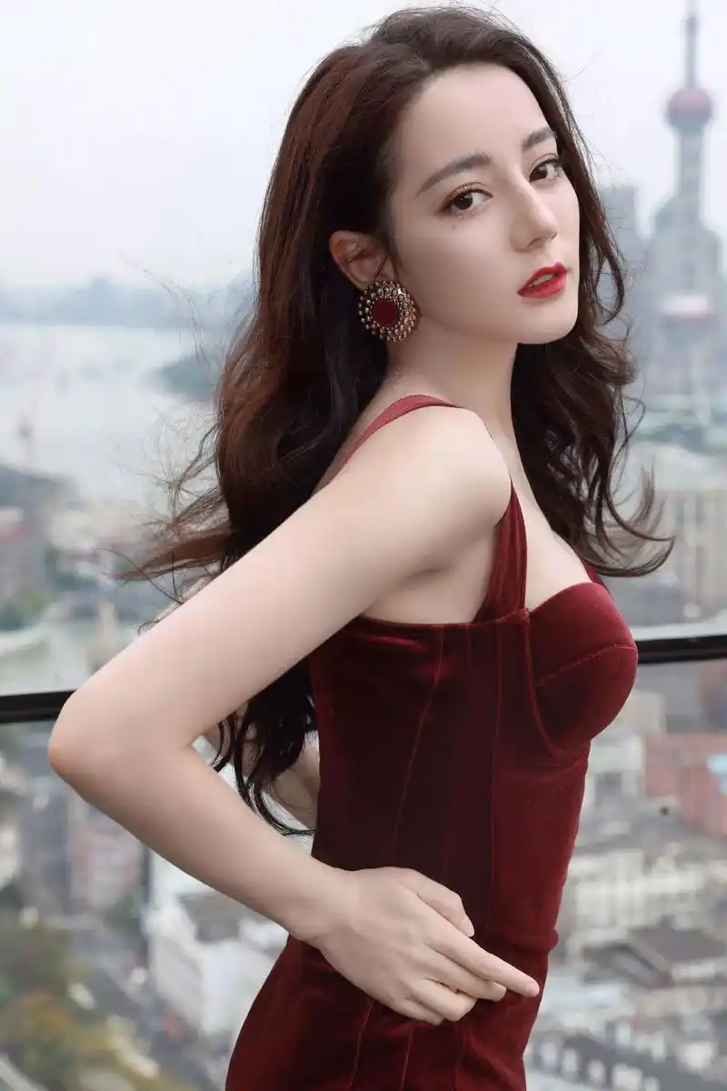 迪丽热巴 1992年出生于乌鲁木齐身高168cm,体重47 - 抖音