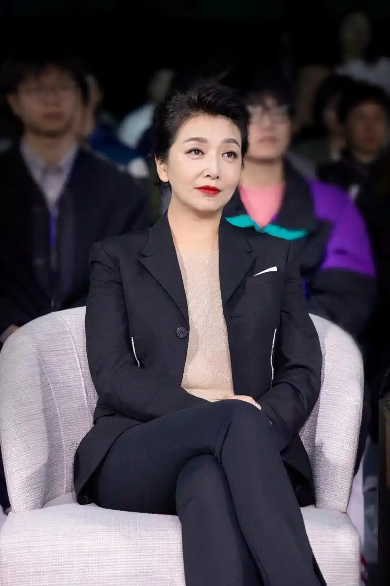 53岁江珊真接地气银色羽绒服搭雪地靴保暖靓丽真适合妈妈穿