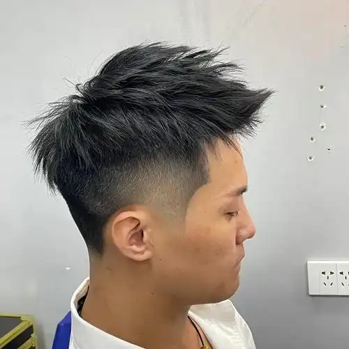 飞机头是一款永不过时的时尚男发,无论是大学生还是刚上班呢时尚男生