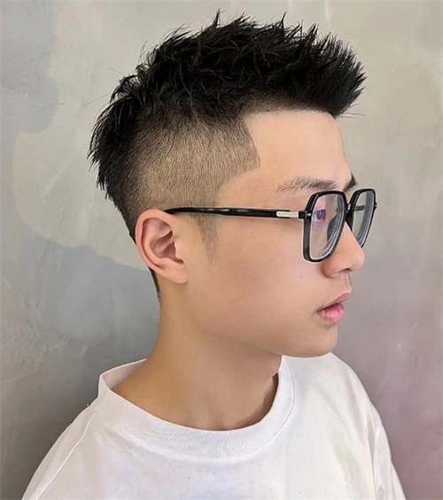 清爽夏季男生短发 简单干练前刺发型_男士短发 - 美发站