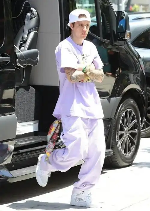 贾斯丁比伯官方身高178cm,和妻子一起逛街,却成小短腿?