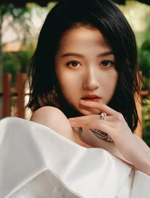 关晓彤分享海边美照,一袭白裙宛如新娘,大秀纤细美腿惹人爱_腾讯新闻