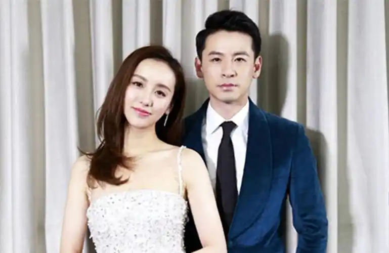 吕一老公为女同事庆生合照搂抱姿势暧昧公司名暴露真相