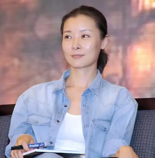 回顾黄志忠靠前妻走红婚后抛弃结婚13年的妻子如今52岁仍单身