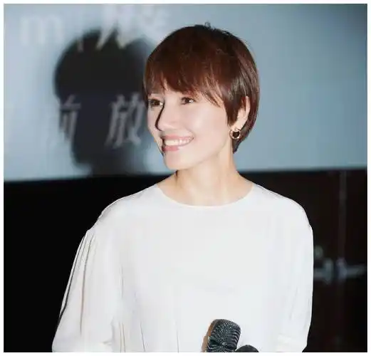 气质女神袁泉真美!剪波波头短发搭配黑色look裙装,减龄时髦