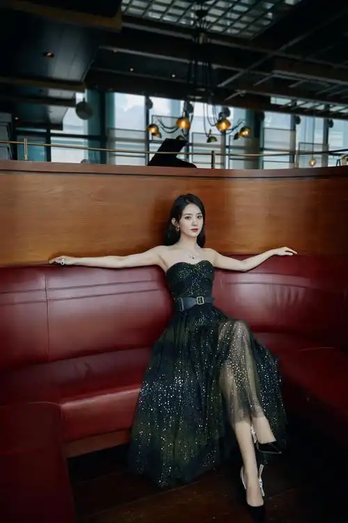 今日赵丽颖出席活动身着一袭星空渐变抹胸裙