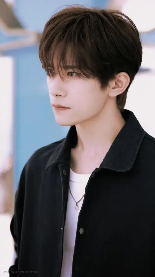 易烊千玺阿玛尼美妆全球品牌代言人