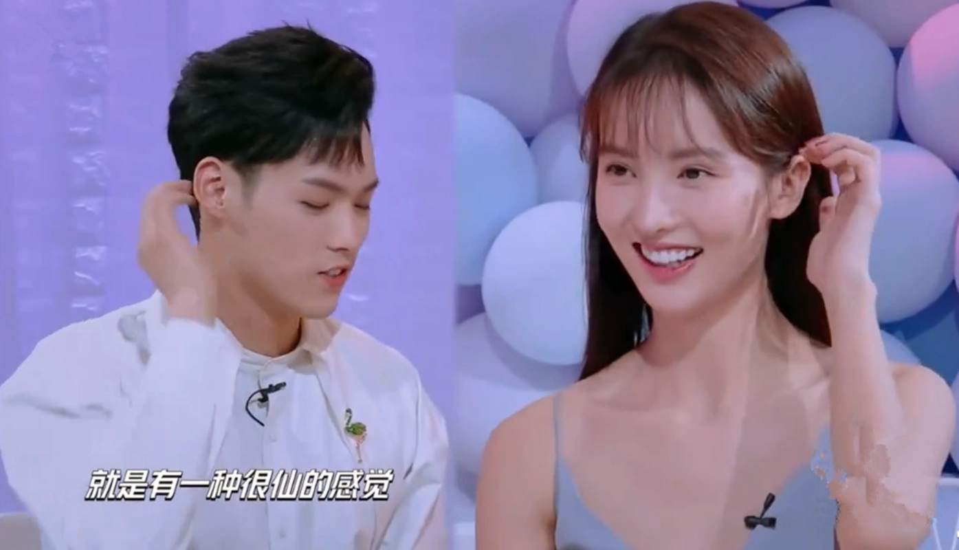 金晨新恋情曝光,和小5岁董又霖深夜约会,街头牵手还当众接吻