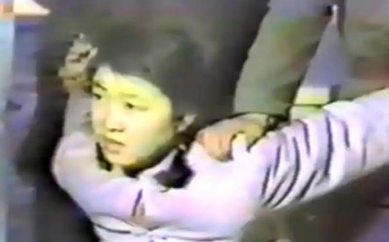 1983年真实录像,女犯人枪决前验明正身,因流氓罪被判枪决!