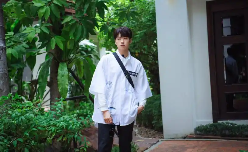 分享一组魏大勋图片给大家,图中的明星图片壁纸会点缀你的电脑桌面