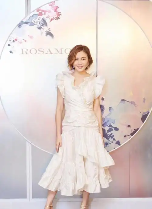 关之琳瘦到变样认不出!穿一身红色长裙惊艳全场,57岁美得太真实