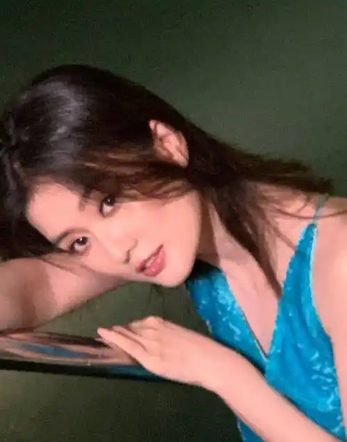 身穿靛蓝色泳衣的乔欣·美人在夜晚魅力十足_姐姐_照片_感觉