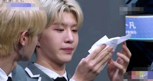 偶像练习生范丞丞哭花妆发生了什么