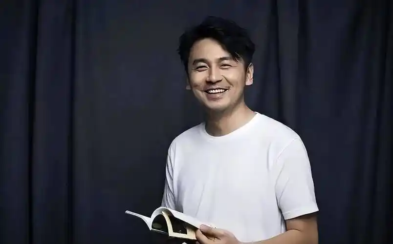 雷佳音在小区被网友偶遇穿花t恤和拖鞋还扎辫子一套衣服穿3天