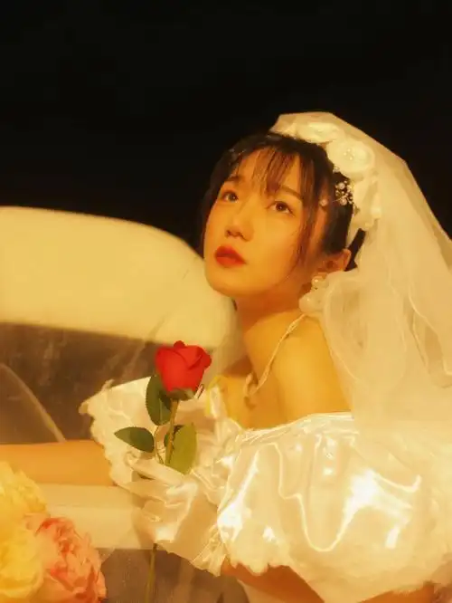 一个人的复古婚纱照