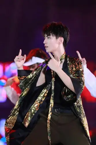 王俊凯周年演唱会唱跳solo 展露舞台王者风范_明星活动_图集_电影网_1