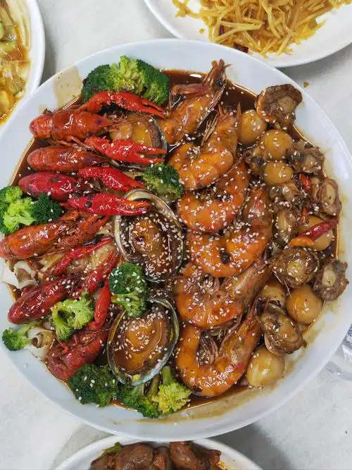 在这里可以吃到青岛各类本地美食,如果怕被宰,也可以到营口路市场自己