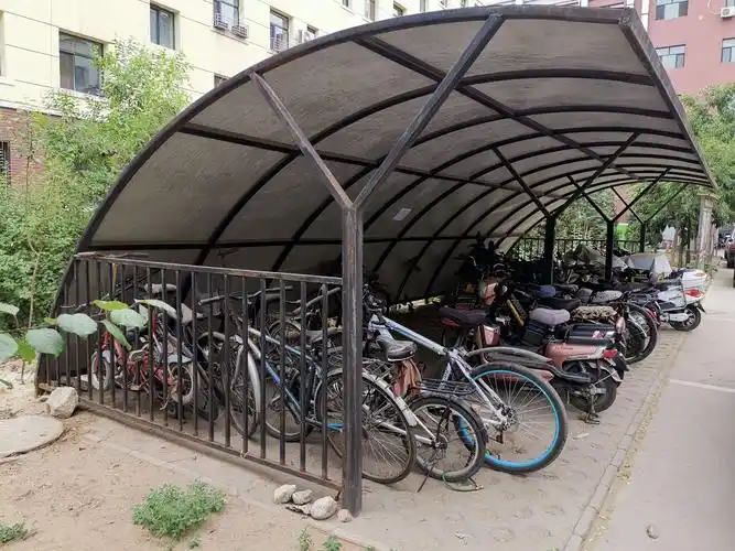 新华西街道盛世社区为盛世华庭南小区改造车棚