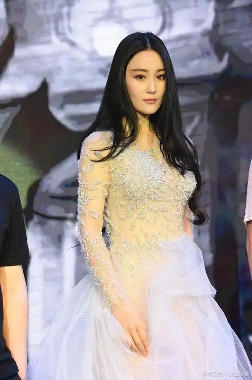 时光荏苒,流年如梭,36岁的张馨予与56岁的母亲,共同走在海边,肆意享受