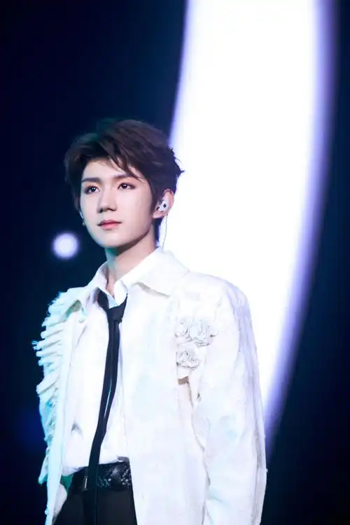 王源客厅狂欢巡演# 冥想之后,客厅的情感被再度丰富,写下浪漫的故事