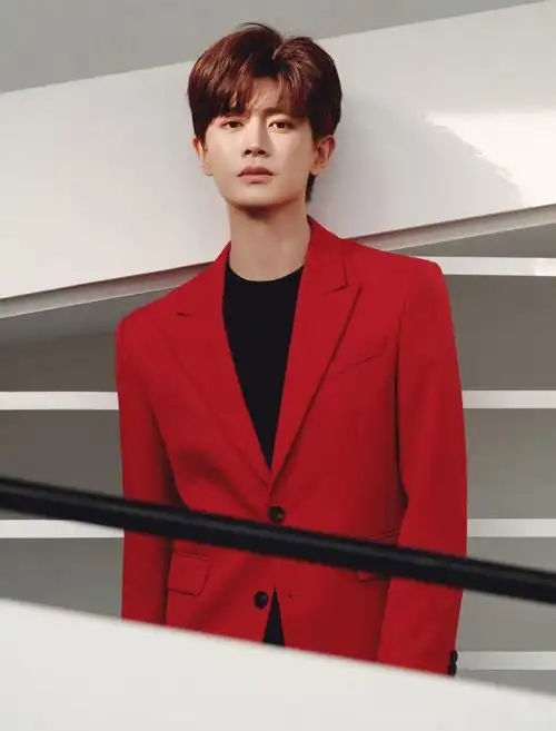 任嘉伦超话沉闷冬日,点缀一抹亮眼红色,请查收@任嘉伦allen深冬亮红