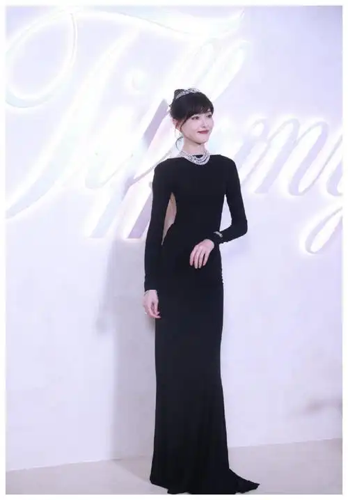 揭秘唐嫣最新活动镂刻脸庞网友直呼似50岁大妈