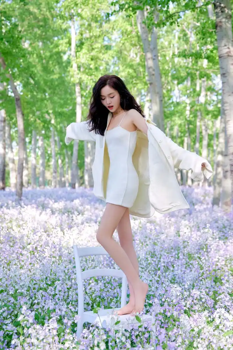 吴宣仪  百花丛中拍美照,美腿玉足香气扑鼻[大笑]