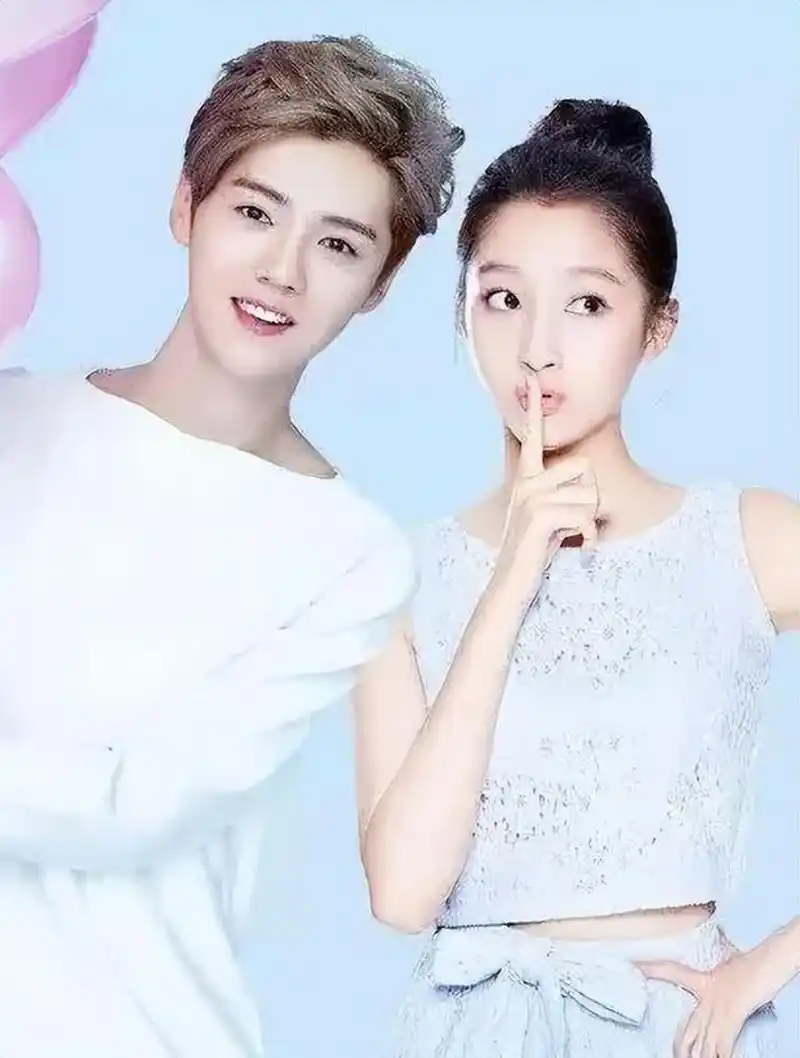 从无人认可到模范情侣. 近日,鹿晗与关晓彤路边吃面监控视频流出.