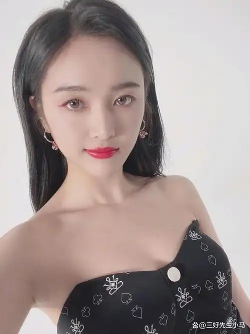 吴宣仪晒素颜怼脸自拍,奶呼呼的,也太可爱了!