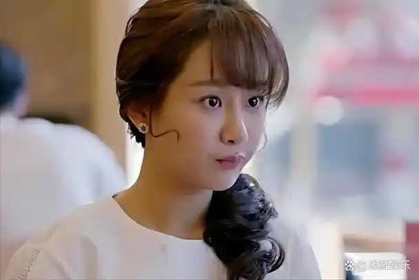 杨紫年少成名,凭借《家有儿女》中的角色小雪成为家喻户晓的小演员.