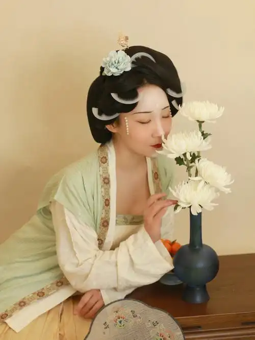 宋代三白妆顺便试着还原古画的发型