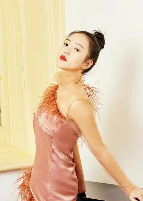 王梓薇轻熟风性感写真图片