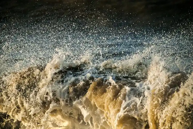 到吴川沿海"采风"巧遇"贝碧嘉"来临,有幸拍到波涛凶涌巨浪滔天的海景