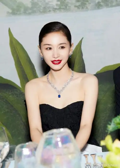 王子文黑色抹胸礼服