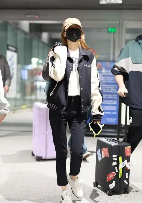 孙怡最新机场路透照曝光身穿棒球外套搭配紧身裤活力十足