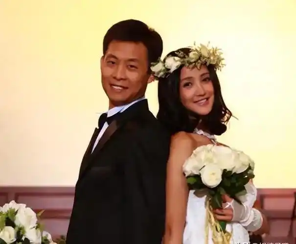 带着儿子二婚嫁影帝张译,如今18年过去,才知道她嫁的有多值