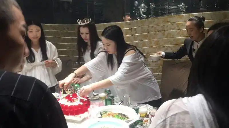 555晚上女孩过生日