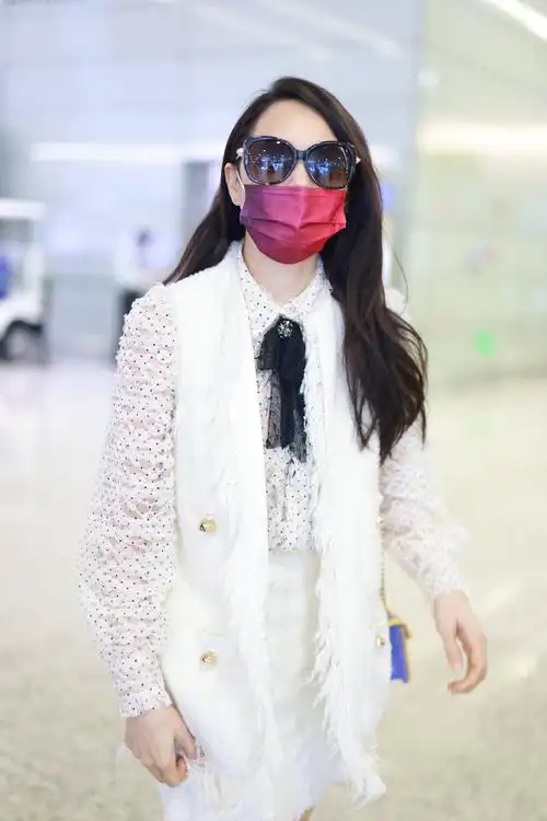 53岁伊能静甜美减龄 半裙秀白皙美腿苗条似少女