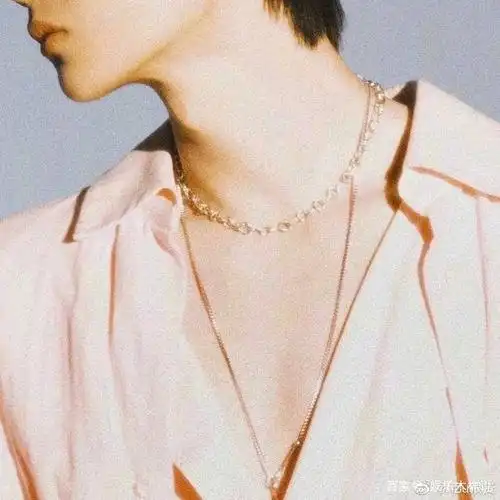 王一博侧颜喉结杀——就是让你心动的不经意