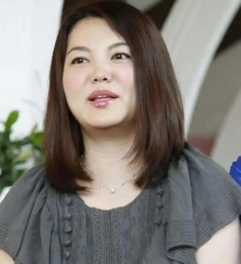 李湘除了亮瞎眼的大钻戒外,更震惊眼球的是她庞大的身材,李湘胖噎经