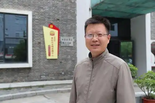 南阳市中院驻方城扳井村第一书记赵康带领群众摘了穷帽还要奔小康