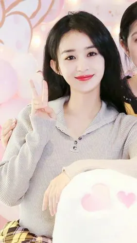 赵丽颖给李冰冰过生日,真想知道颖宝的头发咋养的,这发量实名羡慕