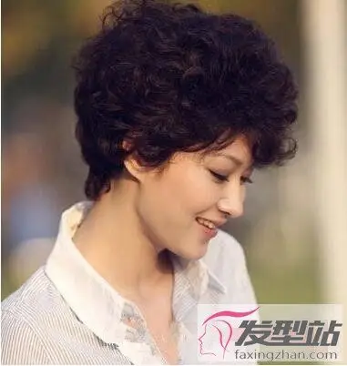 女士短发小卷烫发 羊毛卷短发灵动俏皮可人_发型站_最新流行发型设计