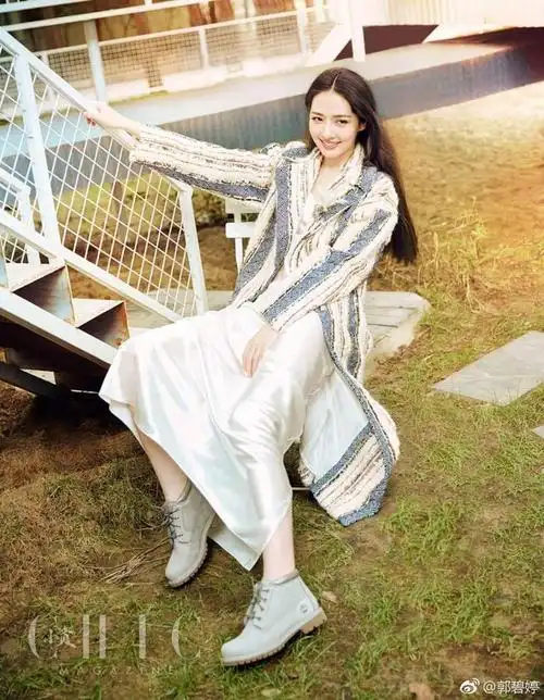 组图郭碧婷一身粉衣温柔可人淡妆长发眼神魅惑郭碧婷晒出一组写真照