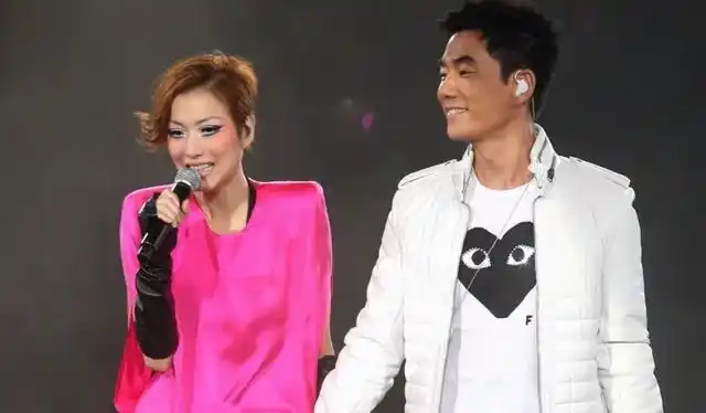 许志安出轨3年后复出,妻子郑秀文出面回应,49岁的身材引热议