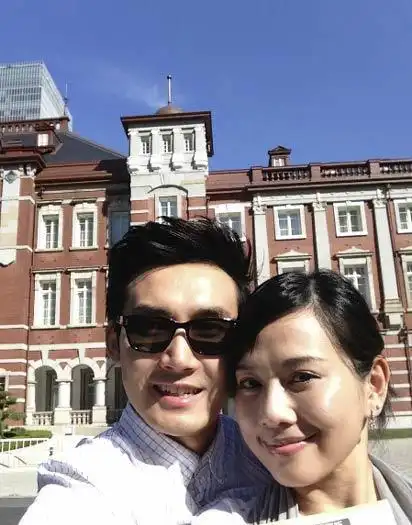 她与小8岁的老公因戏生情,结婚8年恩爱如初,今48岁依旧很年_陈松伶