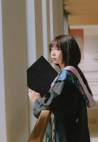 昆明毕业照学士服单人照呈贡大学城