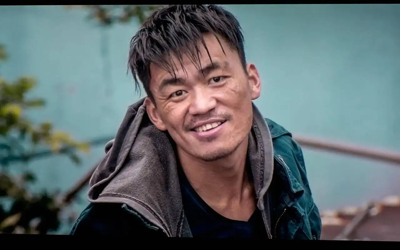 不知不觉,王宝强已经过了不惑之年,曾经的那个傻根,也成为了家喻